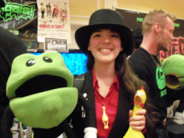 tit_puppet_tat_actor_in_background