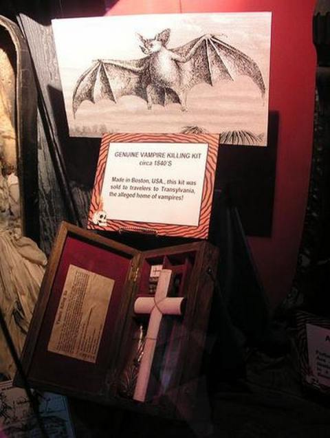 vampire-killing-kit09