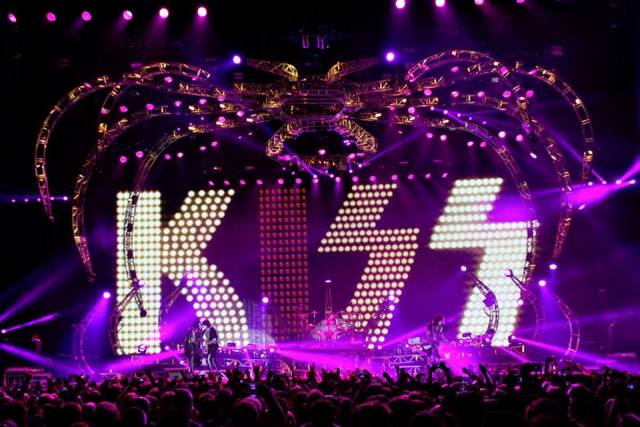 936305_10151709031731412_1444584854_n