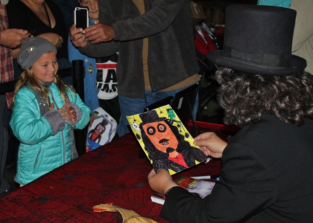 Seriously, how can this picture not melt your horror heart?