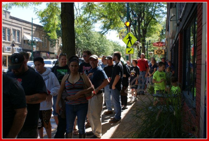 Line to see Svengoolie, 90 minutes into the signing!