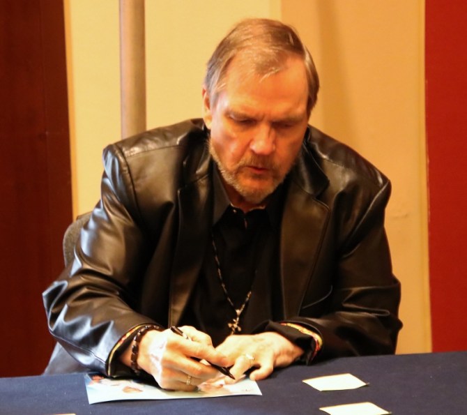 Singer, Meatloaf, signing at 2021 Flashback Weekend horror movie convention